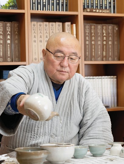 산속 사찰에 전해져 내려오는 수기 레시피를 복원하고 싶다는 적문 스님.