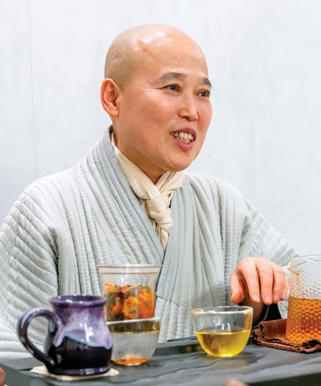 우관 스님은 오신채 이외의 모든 재료를 사찰음식에 활용한다.