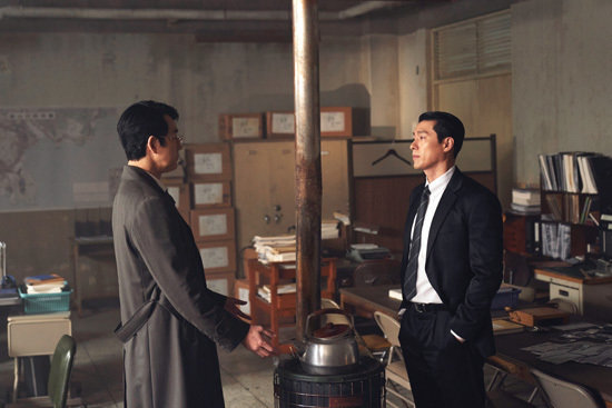 ‌현빈은 디즈니+ ‘메이드 인 코리아’에서 중앙정보부 과장 ‘백기태’ 역을 맡아, 절제된 연기와 빈틈없는 슈트 핏으로 ‘한국의 제임스 본드’라는 별명을 얻었다.