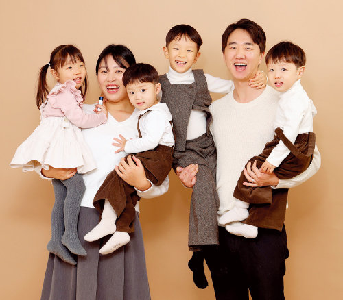 김경훈 씨 가족사진. 서윤이, 아내 김은영 씨, 도윤이, 도준이, 김경훈 씨, 서준이(왼쪽부터).