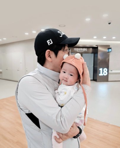 긴 기다림 끝에 찾아온 가족의 기쁨 유엘이는 세 식구를 넘어, 온 집안을 다시 뛰게 하는 존재다.