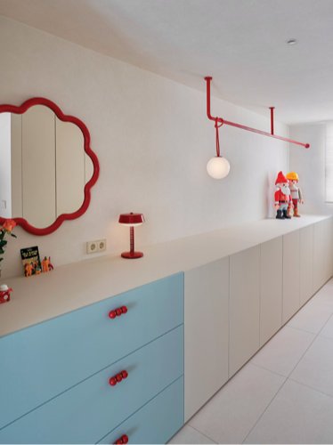 부부침실 문을 중심으로 오른쪽에 위치한 파우더룸 겸 드레스룸. 당일에 입었던 외투를 걸어둘 때나 옷을 다릴 때 따로 만들어둔 오픈 행거가 꽤 요긴하게 활용된다.