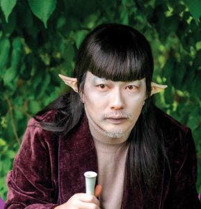 이동휘는 극중 알코올 중독 외계인 연기로 사랑과 조롱을 동시에 받는 배우 이동휘를 연기한다.  