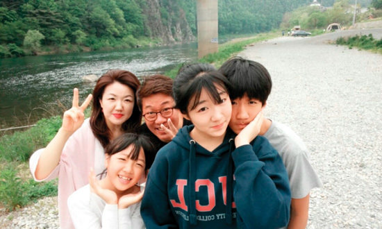 “공개해도 되는 사진을 3남매와 함께 찾았다”며 가족사진을 보내온 서혜진 박사. 그의 집에서는 토론과 협상이 일상이다. 