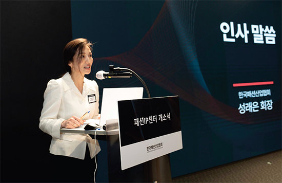 지난해 121억 원의 연봉을 수령한 성래은 영원무역 부회장.