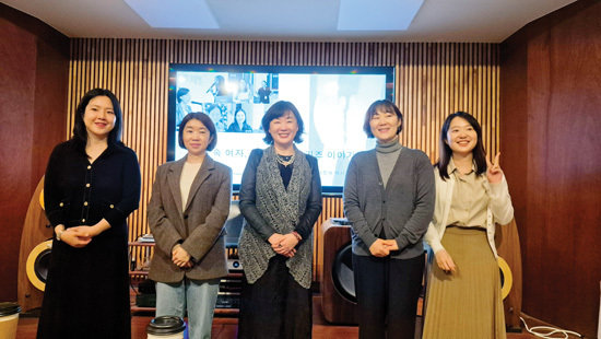 ‘역사 속 여자, OO하다’ 북 토크에 참가한 저자들. 왼쪽부터 윤민경, 권혁은, 장지연, 황향주, 이아리.  