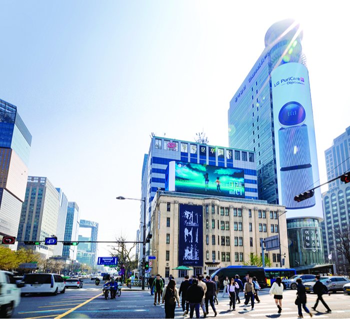 광화문 고층 빌딩들 사이에 위치한 일민 미술관.