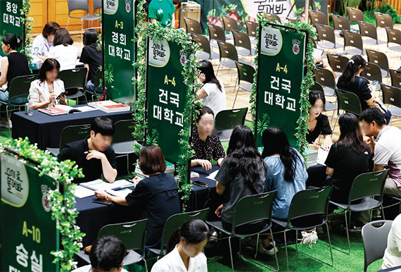 서울시청에서 열린 2026년도 수시 박람회에서 상담을 받고 있는 학생과 학부모들. 2028 대입 개편으로 학생부가 입시에 더욱 중요한 요소로 떠올랐다. 
