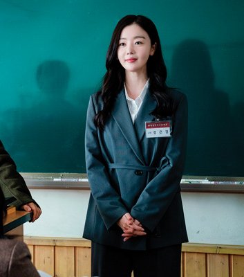 B급 감성 공포 영화로 마니아 팬을 확보하고 있는 김민하 감독의 신작 ‘교생실습’에선 신세대 감성의 교생을 연기했다.  