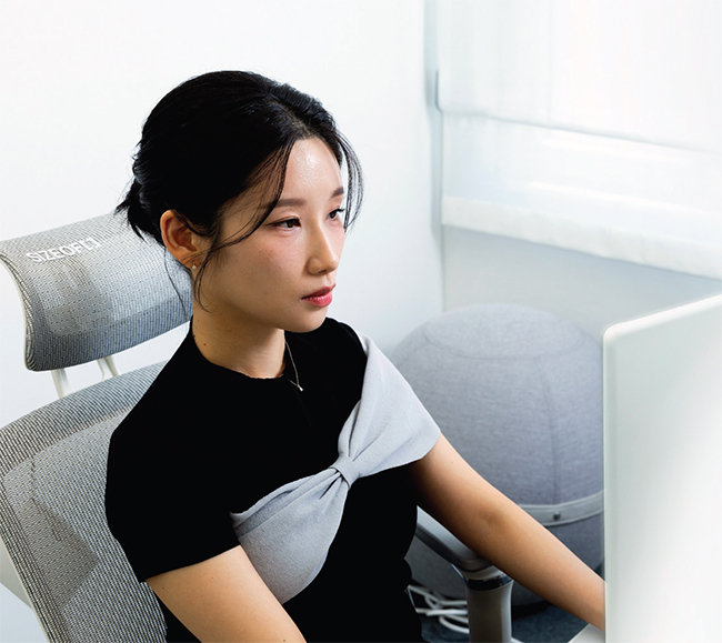 이지은 대표는 평소 자신의 홈 트레이닝 영상을 직접 따라 하며 동작의 완성도를 분석하고 결과를 체크한다.