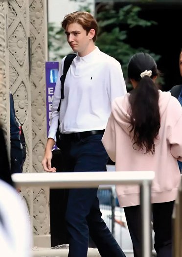 저가의 아이템을 매치해 데일리 룩을 완성한 도날드 트럼프의 아들 배런 트럼프.