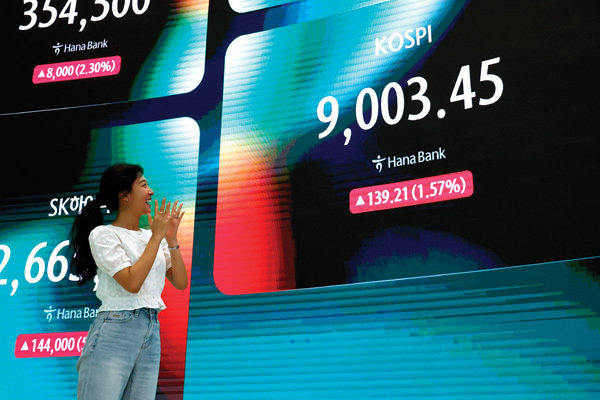 코스피가 6월 18일 9000선을 돌파했다. 코스피는 6월 들어 급등락을 반복하며 심한 변동성을 나타냈다.