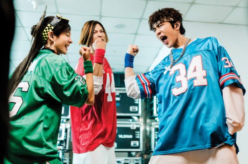 칼단발 헤어, 와이드 팬츠, 고글 등을 활용해 2000년대 초반의 스트리트 감성을 표현한 강동원.