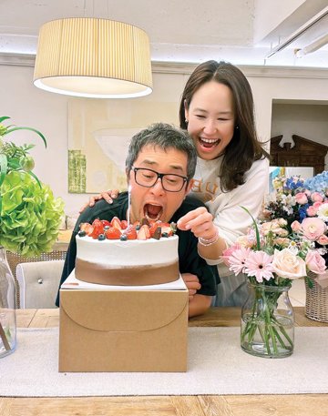 올해 남편의 생일을 축하하며 추억을 남겼다. 깔끔하게 정리된 사진 속 장소는 놀랍게도 카페가 아니라 집.