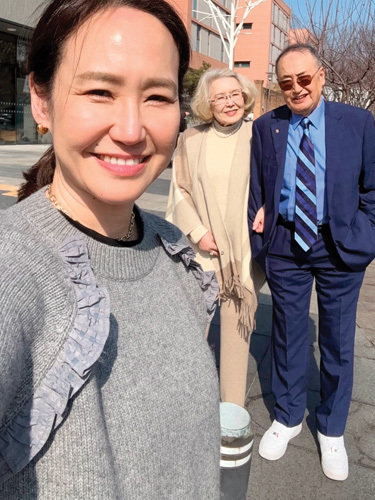캐나다에 사는 부모님과 합가를 연습 중인데, 1년에 절반쯤 한국에서 함께 지낸다. 올봄 캐나다로 돌아간 부모님은 10월에 다시 돌아올 예정이다.