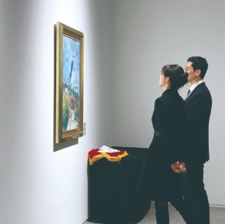 남편과 함께 전시를 관람하고 있는 김민형 전 아나운서.