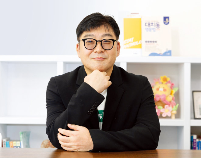 Kim Chi-sam discusses CSAT English exam difficulty swings