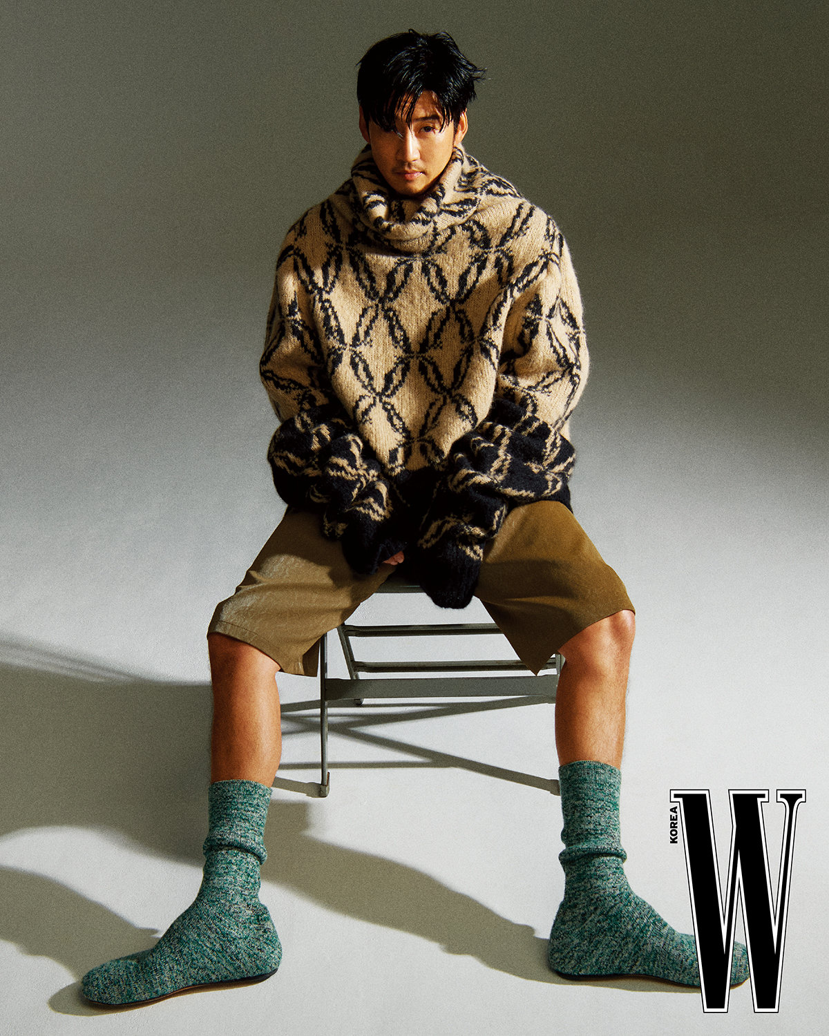 Actor Yoon Kye-sang‘s colorful charm. Photo = Magazine ‘W Korea’