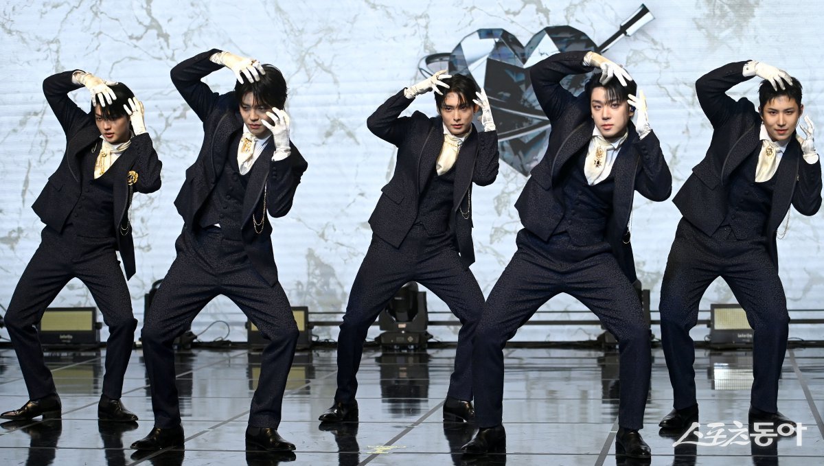 Group Ace is having a photo time at the showcase for the release of their third single album ‘PINATA’ at Ilchi Art Hall in Gangnam-gu, Seoul on the 20th. Reporter Kim Jong-won won@donga.com