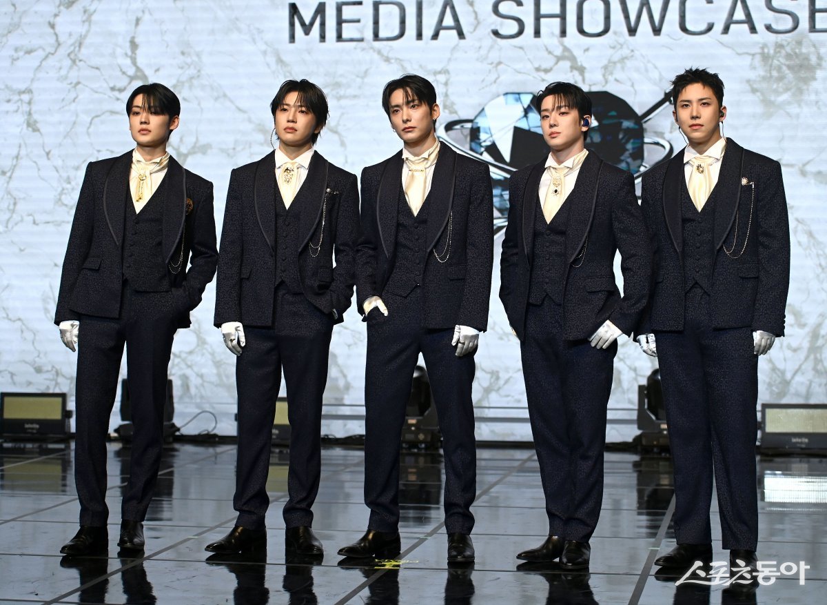 Group Ace is having a photo time at the showcase for their third single album, ‘PINATA’, held at Ilchi Art Hall in Gangnam-gu, Seoul on the 20th. Reporter Kim Jong-won won@donga.com