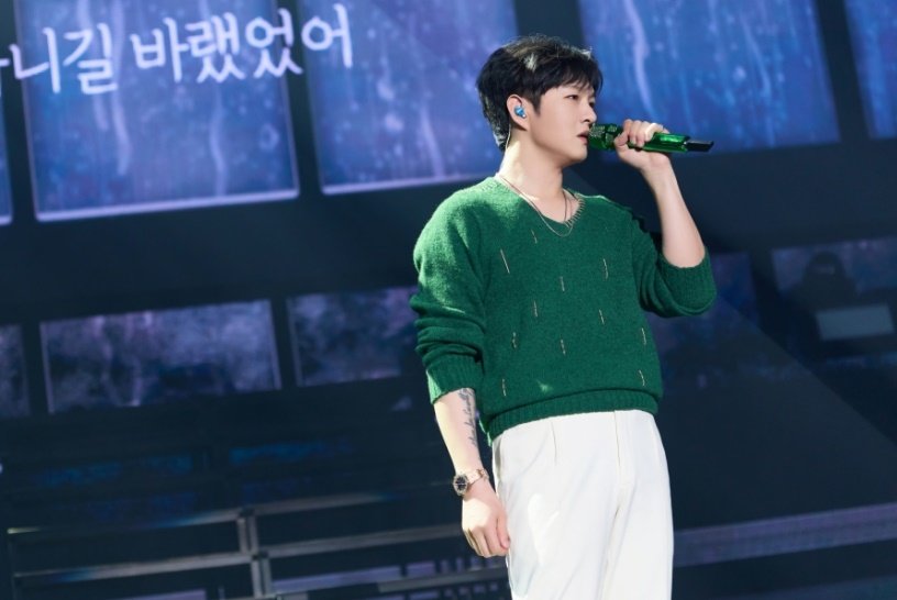 Singer Lee Chang-sub is seen singing passionately at the Seoul concert of his national tour ‘The Wayfarer’. Photo courtesy of|Fantagio