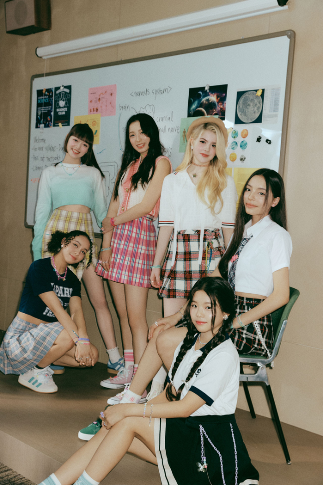 JYP’s multinational new girl group VCHA is facing the difficulty of filing a lawsuit against their agency following the unexpected withdrawal of American member KG. Photo provided by|JYP Entertainment