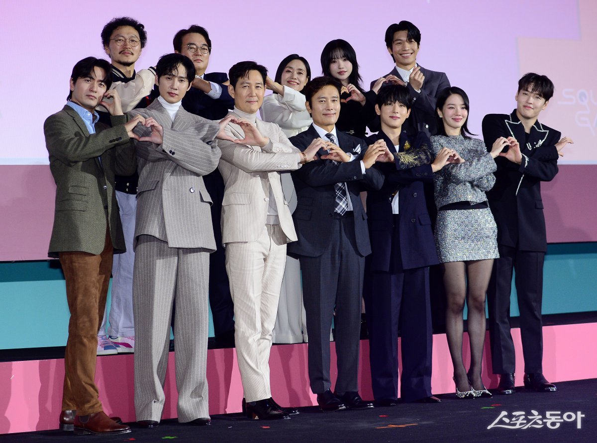 On the 9th, the production conference for Netflix‘s ‘Squid Game’ Season 2 was held at the Dongdaemun Design Plaza (DDP) in Jung-gu, Seoul. From the back row clockwise, Yang Dong-geun, Lee Seo-hwan, Kang Ae-sim, Jo Yu-ri, Wi Ha-joon, Kang Ha-neul, Park Gyu-young, Im Si-wan, Lee Byung-hun, Lee Jung-jae, Park Sung-hoon, and Lee Jin-wook are posing for the camera. Reporter Kim Min-seong marineboy@donga.com