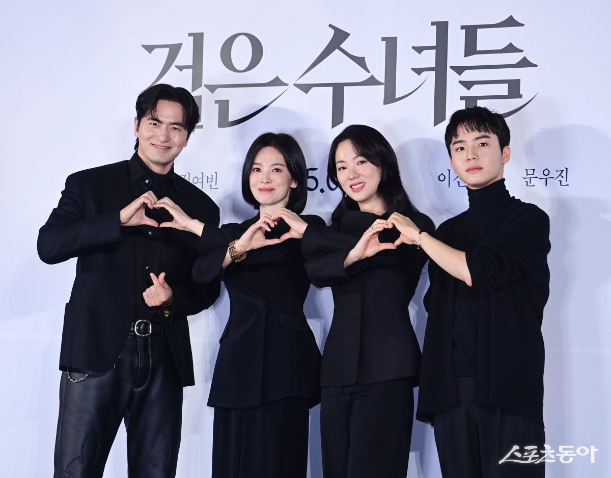 Actors Lee Jin-wook, Song Hye-kyo, Jeon Yeo-bin, and Moon Woo-jin pose at the production report meeting for the movie ‘The Black Nuns’ held at CGV Yongsan I-Park Mall in Yongsan-gu, Seoul on the 16th. Reporter Joo Hyun-hee teth1147@donga.com