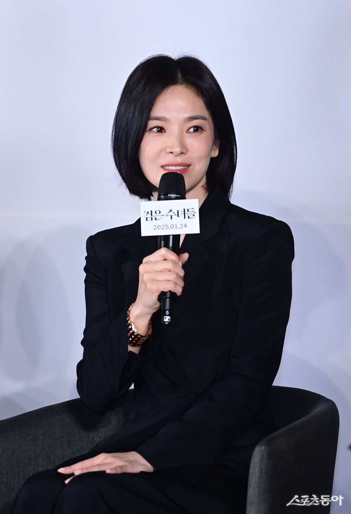 Actress Song Hye-kyo answers questions at the production report meeting for the movie ‘The Black Nuns’ held at CGV Yongsan I-Park Mall in Yongsan-gu, Seoul on the 16th. Reporter Joo Hyun-hee teth1147@donga.com