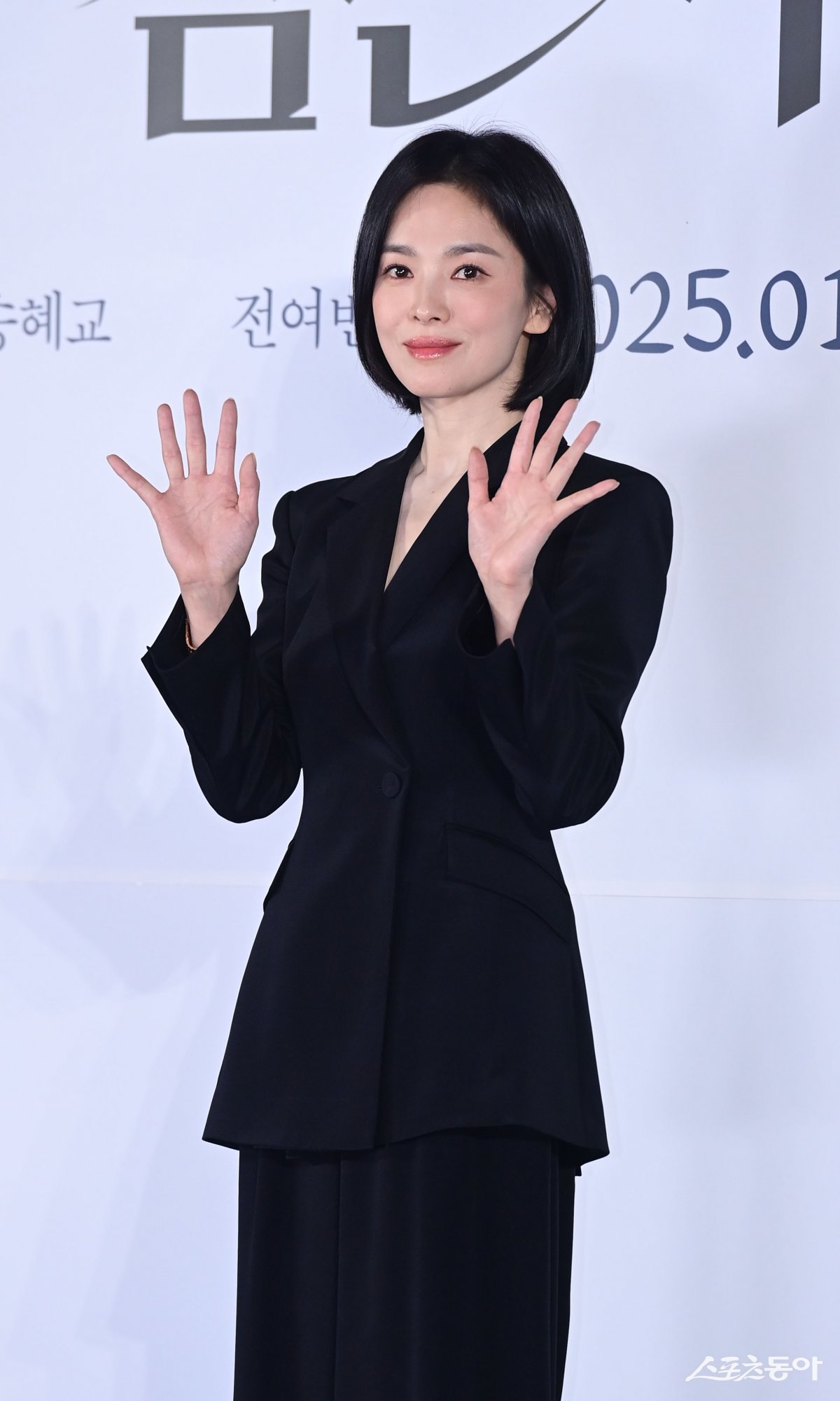 Actress Song Hye-kyo poses at the production report meeting for the movie ‘The Black Nuns’ held at CGV Yongsan I-Park Mall in Yongsan-gu, Seoul on the 16th. Reporter Joo Hyun-hee teth1147@donga.com