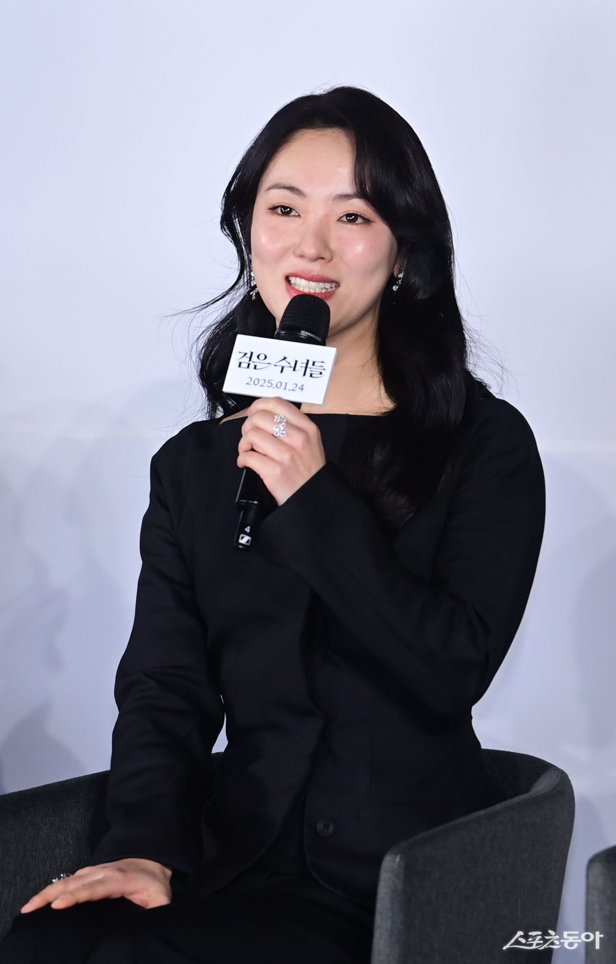 Actress Jeon Yeo-bin is giving a speech at the production report meeting for the movie ‘The Black Nuns’ held at CGV Yongsan I-Park Mall in Yongsan-gu, Seoul on the 16th. Reporter Joo Hyun-hee teth1147@donga.com