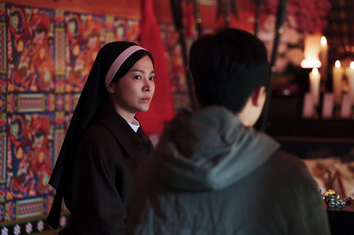 ‘Black Nuns’ Song Hye-kyo‘s very presence is a strong mise-en-scène