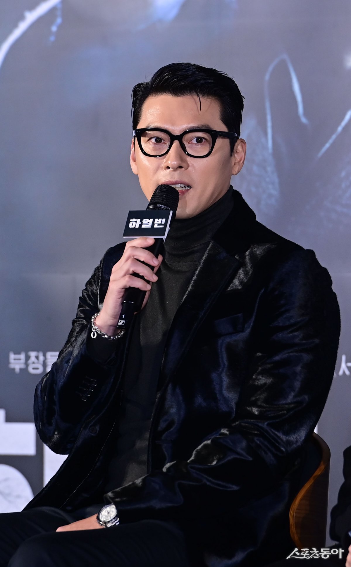 Actor Hyun Bin is giving a speech at the production report meeting for the movie ‘Harbin’ held at CGV Yongsan I-Park Mall in Yongsan-gu, Seoul on the 27th. Reporter Joo Hyun-hee teth1147@donga.com