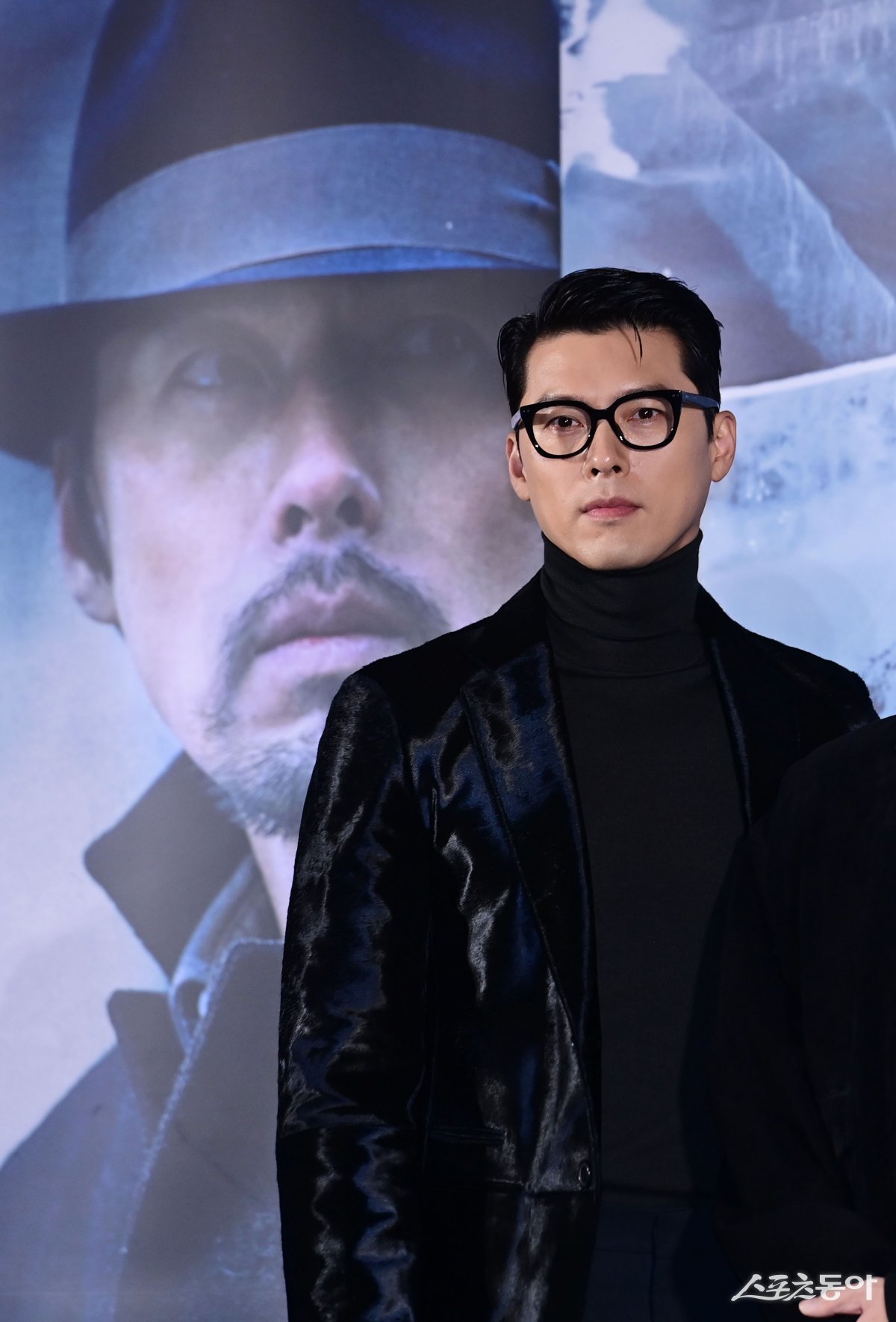 Actor Hyun Bin poses at the production report meeting for the movie ‘Harbin’ held at CGV Yongsan I-Park Mall in Yongsan-gu, Seoul on the 27th. Reporter Joo Hyun-hee teth1147@donga.com