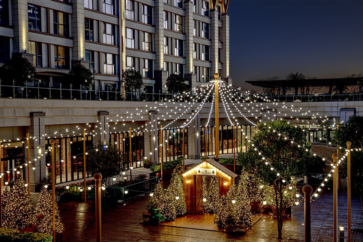 The outdoor terrace connecting the Landing Hall and Shinhwa Hall decorated for the Jeju Shinhwa World ‘My Winter Episode’ event. Photo courtesy of Jeju Shinhwa World