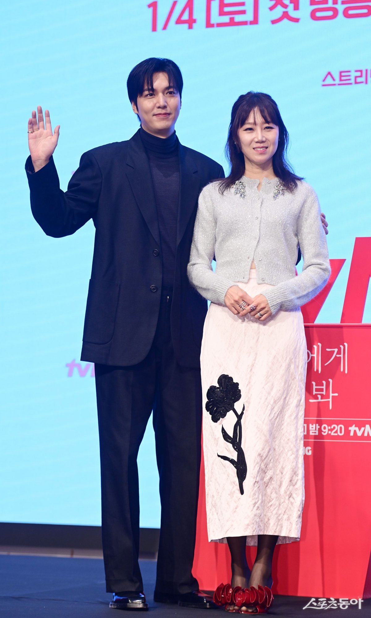 Actors Lee Min-ho and Gong Hyo-jin pose at the production conference for tvN‘s Saturday-Sunday drama ‘Ask the Stars’ held at The Saint in Sindorim D Cube City, Guro-gu, Seoul on the 18th. Reporter Joo Hyun-hee teth1147@donga.com