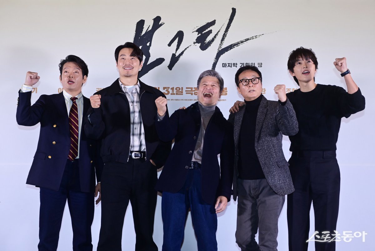 Actors Park Ji-hwan, Lee Hee-joon, Kwon Hae-hyo, Kim Jong-soo, and Song Joong-ki pose at the press conference for the movie ‘Bogota: Land of Last Chance’ held at Megabox COEX in Samseong-dong, Gangnam-gu, Seoul on the 19th. Reporter Joo Hyun-hee teth1147@donga.com