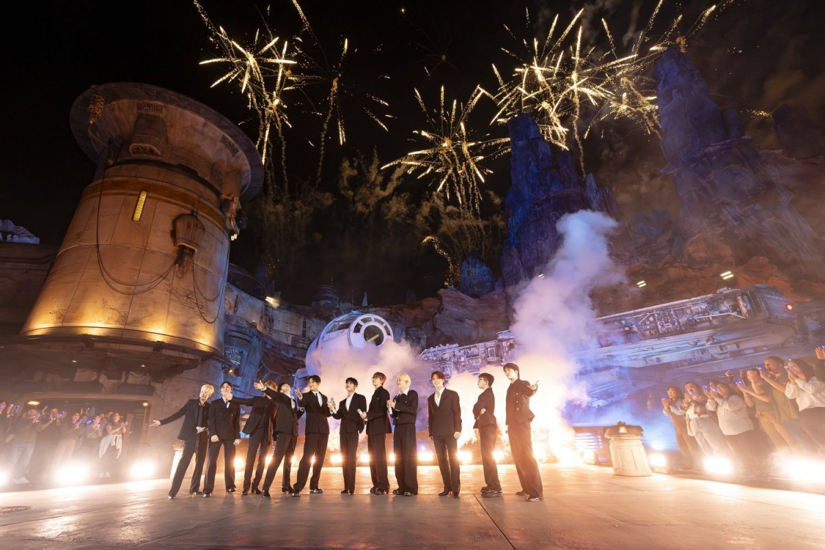 Group Seventeen appearing on ABC‘s ‘Wonderful World of Disney: Holiday Spectacular’. Photo courtesy of Pledis Entertainment