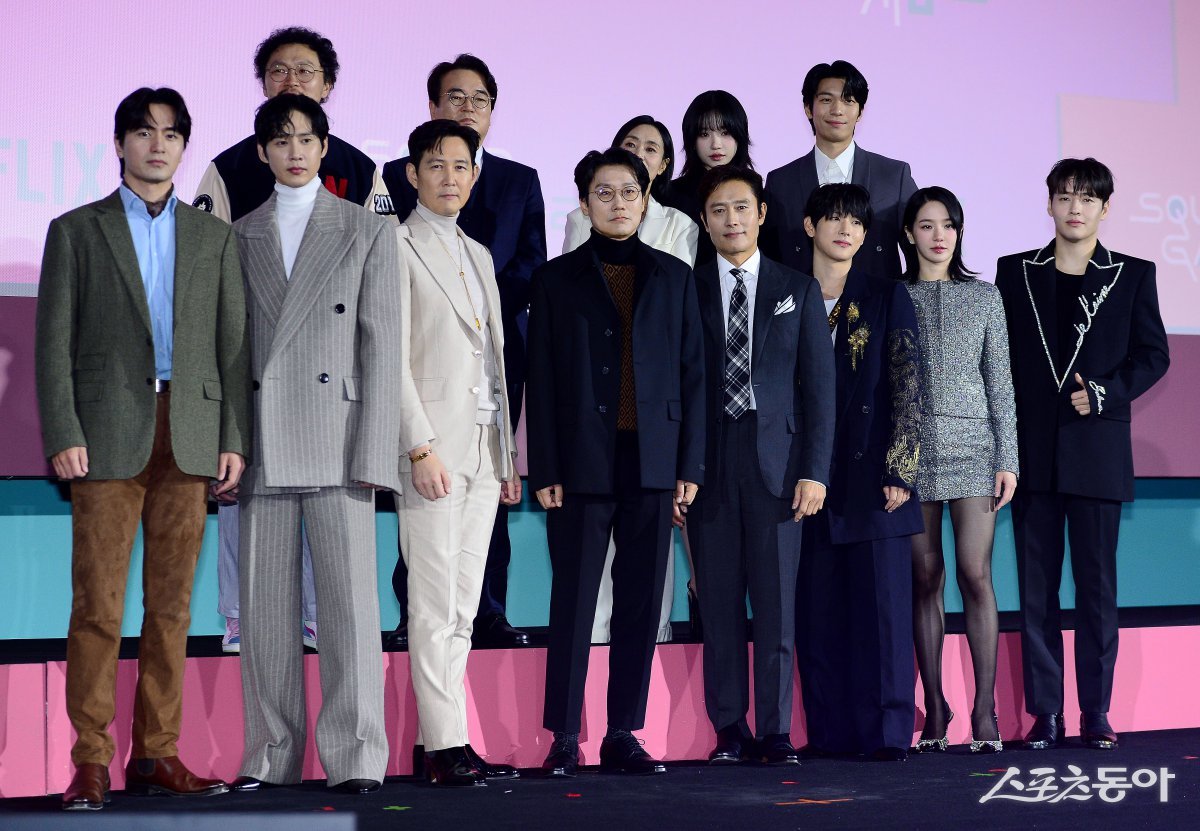 On the 9th, the production conference for Netflix‘s ‘Squid Game’ Season 2 was held at the Dongdaemun Design Plaza (DDP) in Jung-gu, Seoul. In the back row, clockwise from left, Yang Dong-geun, Lee Seo-hwan, Kang Ae-sim, Jo Yu-ri, Wi Ha-joon, Kang Ha-neul, Park Gyu-young, Im Si-wan, Lee Byung-hun, director Hwang Dong-hyeok, Lee Jung-jae, Park Sung-hoon, and Lee Jin-wook are posing for the camera. Reporter Kim Min-seong marineboy@donga.com