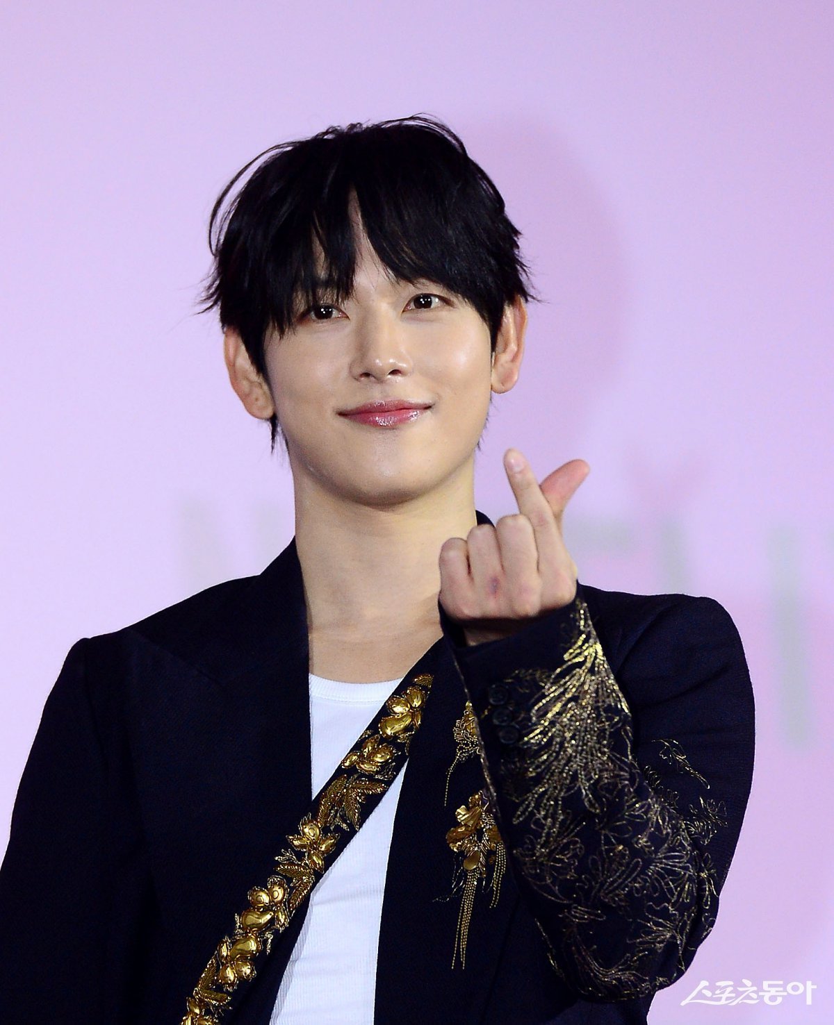 Im Si-wan (pictured), comedian Park Na-rae, singer DinDin, and broadcaster Hong Hyun-hee each donated money to local governments to comfort the bereaved families of the Jeju Air disaster and to help with recovery efforts. Sports Donga DB