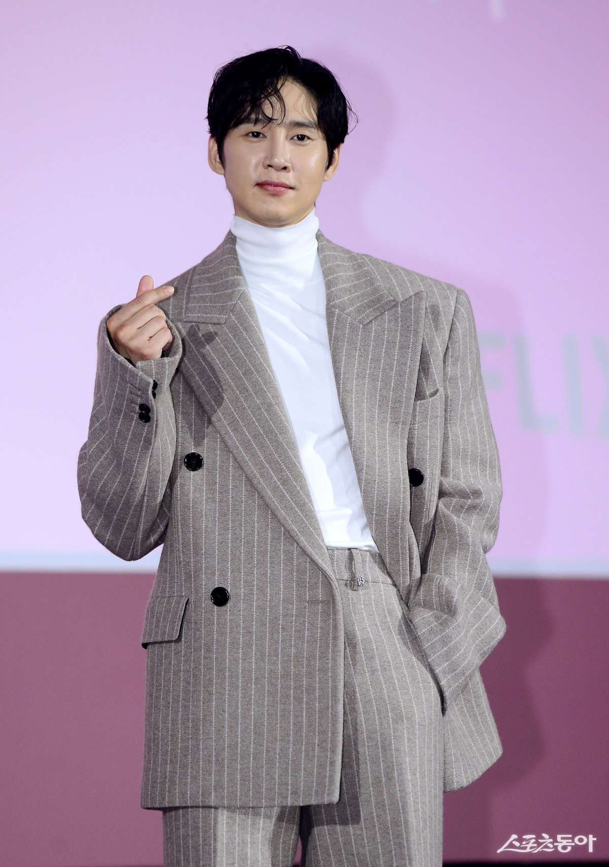 Park Sung-hoon poses for the camera at the production presentation for Netflix‘s ‘Squid Game’ Season 2 held at Dongdaemun Design Plaza (DDP) in Jung-gu, Seoul on the 9th. Reporter Kim Min-seong marineboy@donga.com