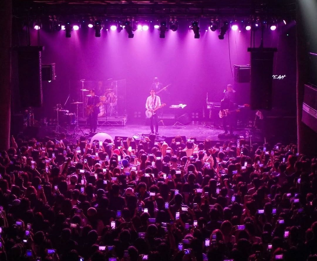 Singer-songwriter Black Skirt is seen holding a solo concert at a venue in Xi‘an, Shaanxi Province, China in October last year. Photo source: Black Skirt SNS