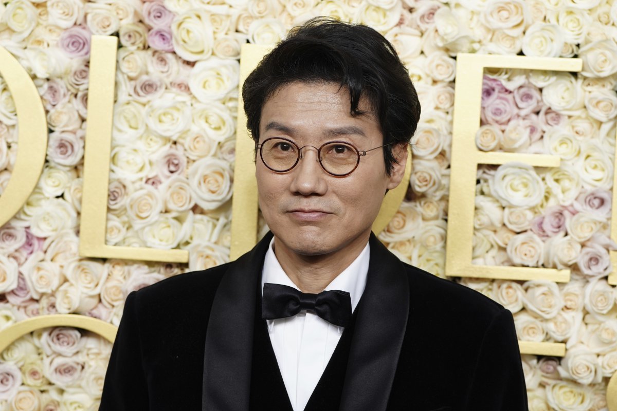 Director Hwang Dong-hyeok of ‘Squid Game 2’ is having a photo time at the 82nd Golden Globe Awards held at The Beverly Hilton in Beverly Hills, California, USA on the 5th (local time). LA (USA)|AP·Newsis