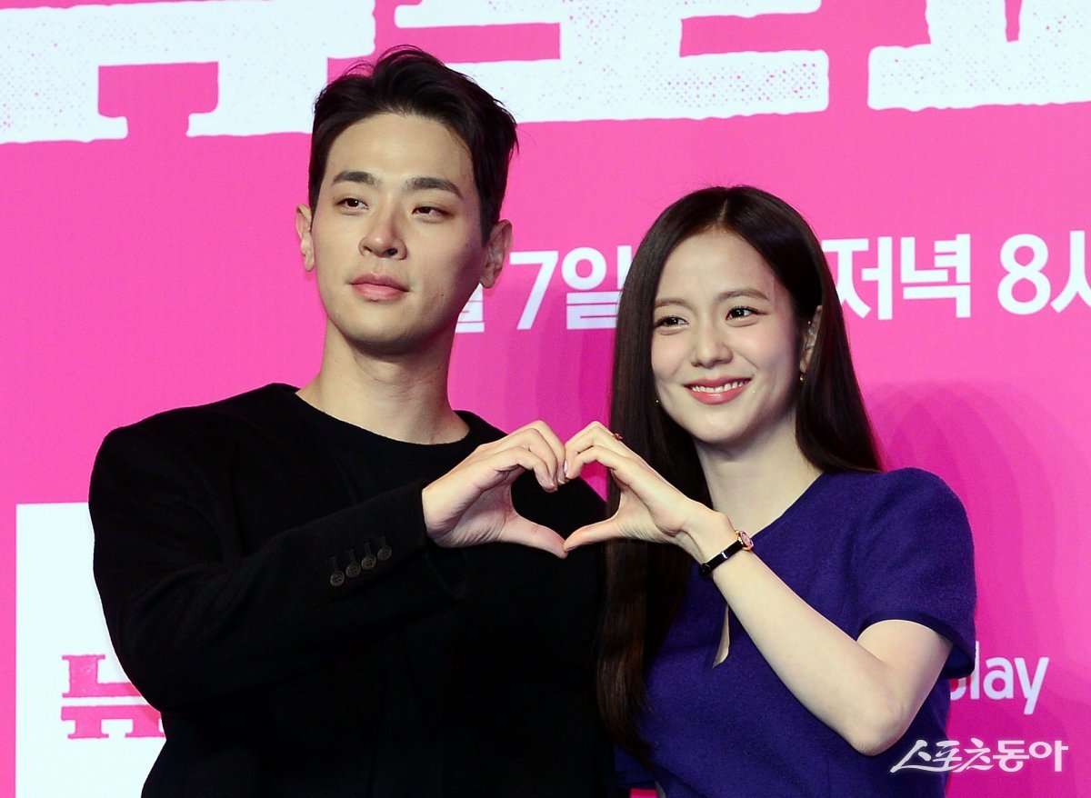 Park Jung-min and Ji-soo pose for the camera at the production presentation for the Coupang Play series ‘Newtopia’ held at the Conrad Hotel in Yeouido, Seoul on the 7th. Reporter Kim Min-seong marineboy@donga.com