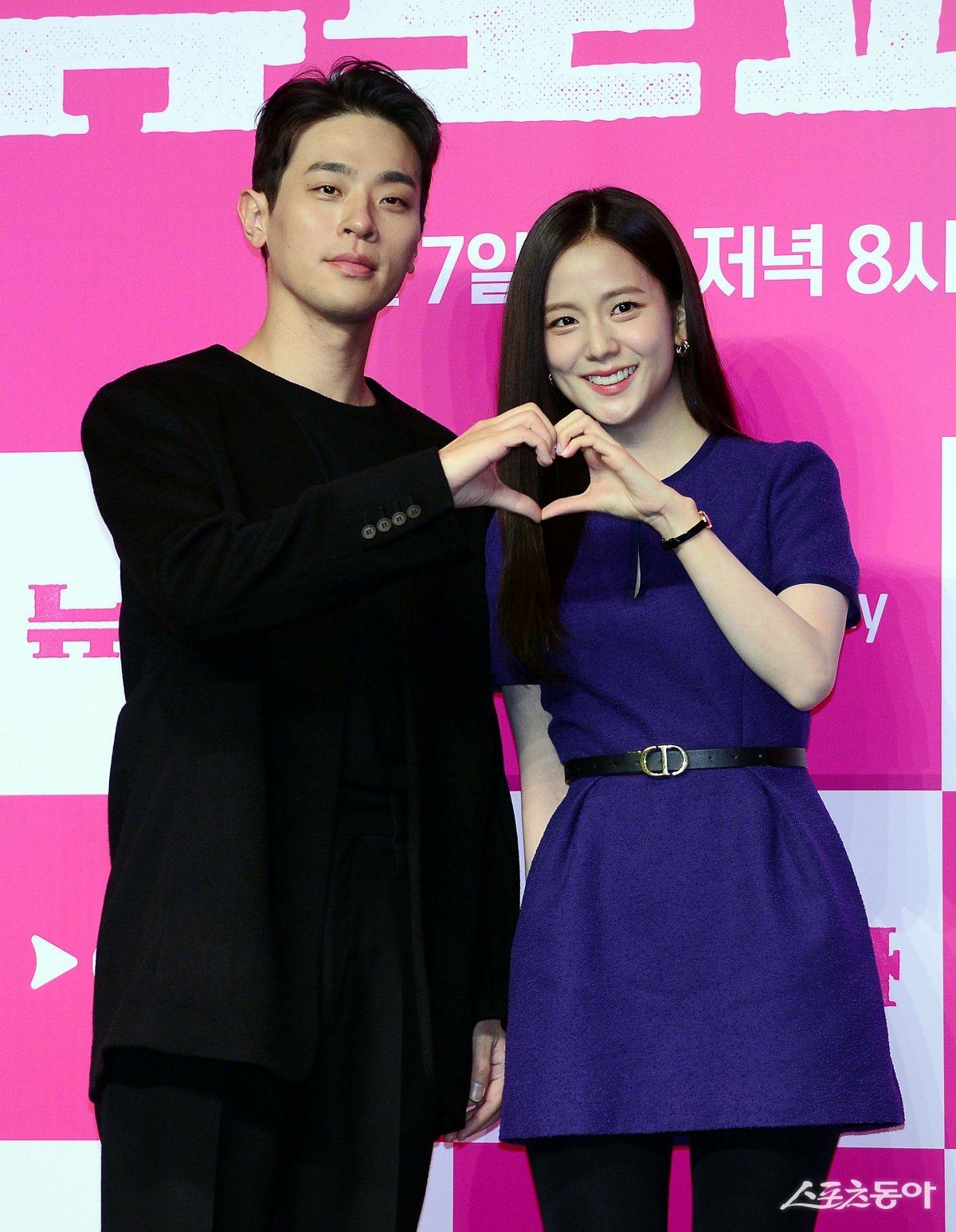 Park Jung-min and Ji-soo pose for the camera at the production presentation for the Coupang Play series ‘Newtopia’ held at the Conrad Hotel in Yeouido, Seoul on the 7th. Reporter Kim Min-seong marineboy@donga.com