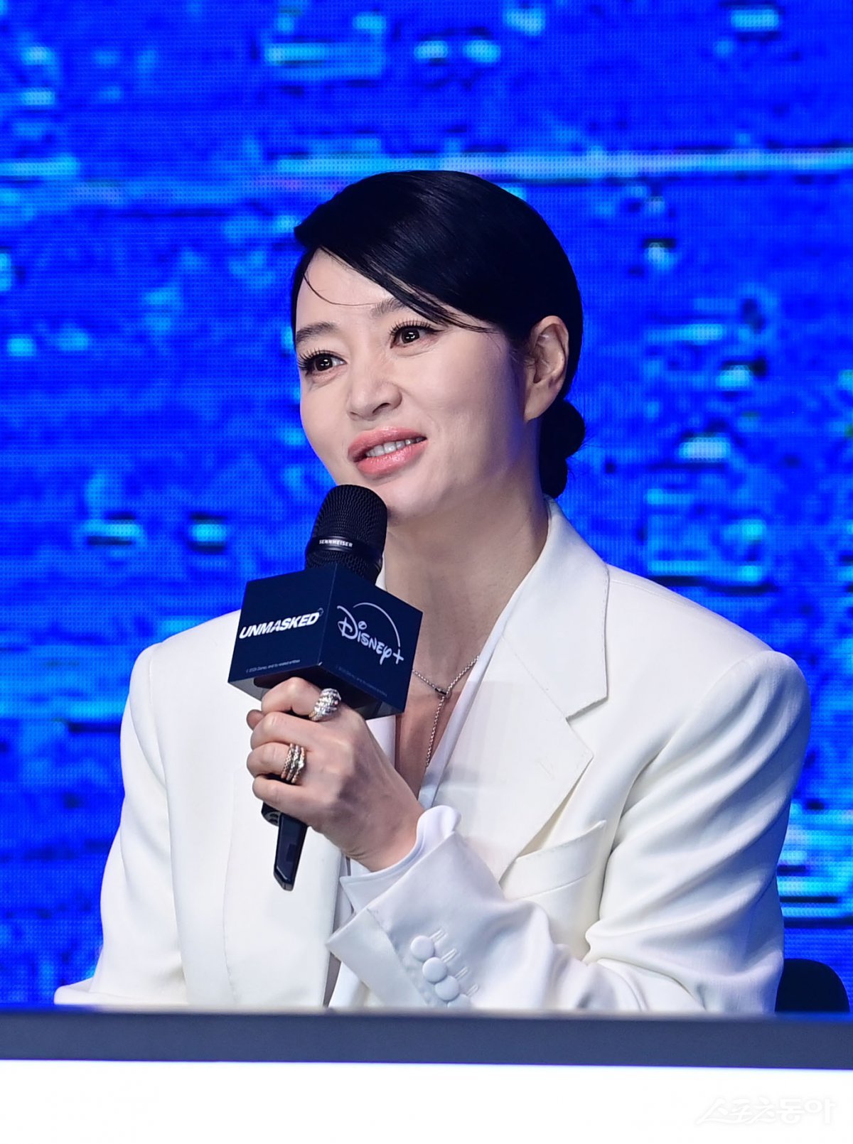 Actress Kim Hye-soo is giving a greeting at the Disney Plus ‘Trigger’ production conference held at Conrad Seoul in Yeouido-dong, Yeongdeungpo-gu, Seoul on the 8th. Reporter Joo Hyun-hee teth1147@donga.com