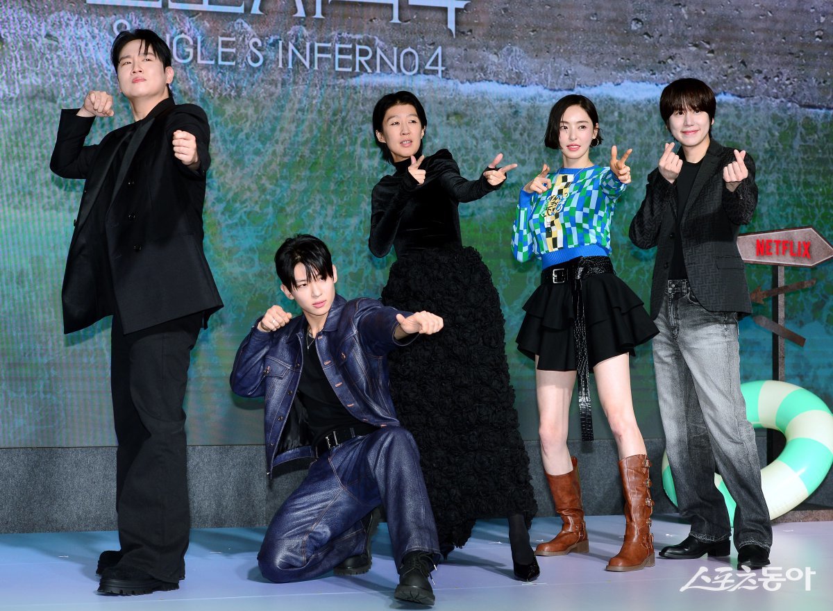 Hanhae, Dex, Hong Jin-kyung, Hong Jin-kyung, Lee Da-hee, and Kyuhyun pose for the camera at the production conference for Netflix original ‘Solo Hell 4’ held at Hotel Naru Seoul MGallery in Mapo-gu, Seoul on the 8th. Reporter Kim Min-seong marineboy@donga.com