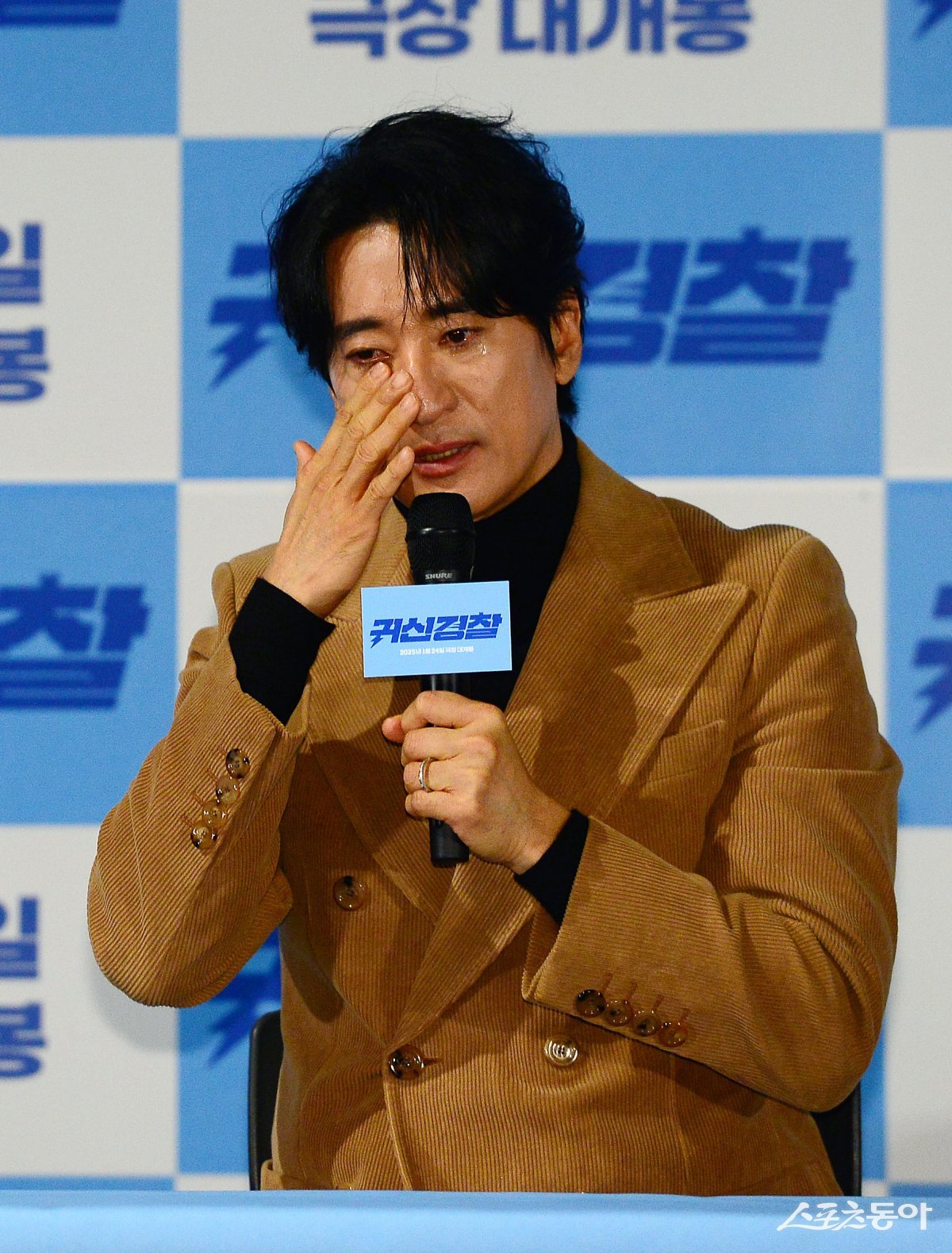 Shin Hyun-joon, who attended the press screening of the movie ‘Ghost Police’ held at CGV Yongsan I-Park Mall in Seoul on the 13th, is holding back tears while thinking of the late Kim Soo-mi during an interview. Reporter Kim Min-seong marineboy@donga.com