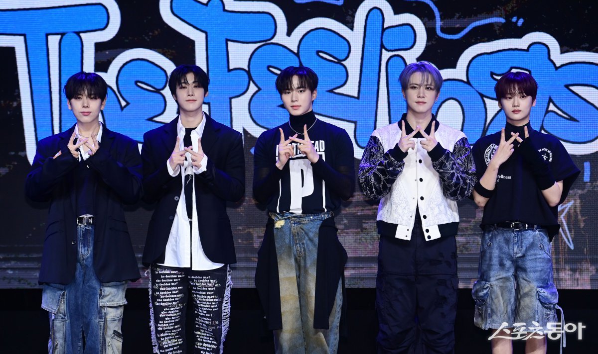 Group WEi poses at the media showcase for the release of their seventh mini-album ‘The Feelings’ held at Yes24 Wonderlock Hall in Changcheon-dong, Seodaemun-gu, Seoul on the 15th. Reporter Joo Hyun-hee teth1147@donga.com