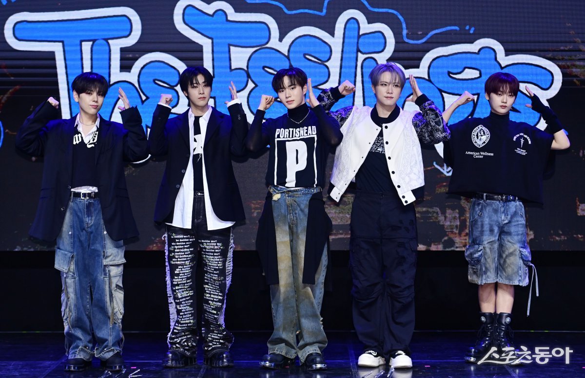 Group WEi poses at the media showcase for the release of their seventh mini-album ‘The Feelings’ held at Yes24 Wonderlock Hall in Changcheon-dong, Seodaemun-gu, Seoul on the 15th. Reporter Joo Hyun-hee teth1147@donga.com